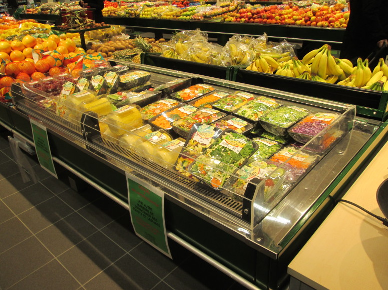 fresh coupe intégrée dans un présentoir central fruits et légumes